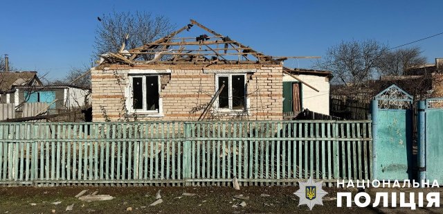 Поліція Херсонщини фіксує наслідки чергових ворожих атак: одна людина загинула та 17 поранено