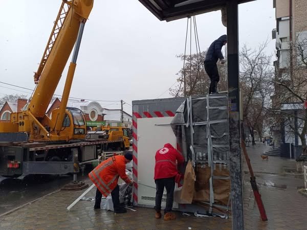 У Херсоні встановили ще три мобільні укриття Українського Червоного Хреста