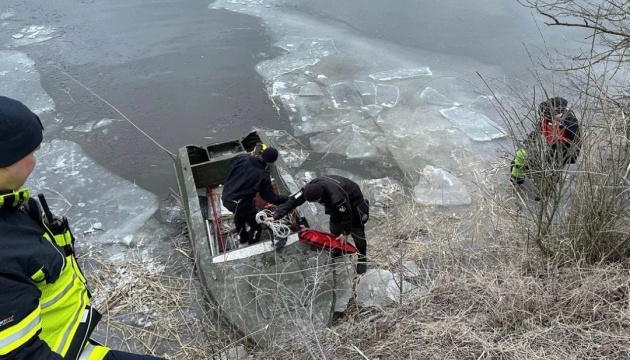 Рятувальники підняли тіло третьої дитини, що провалилася під лід на Херсонщині