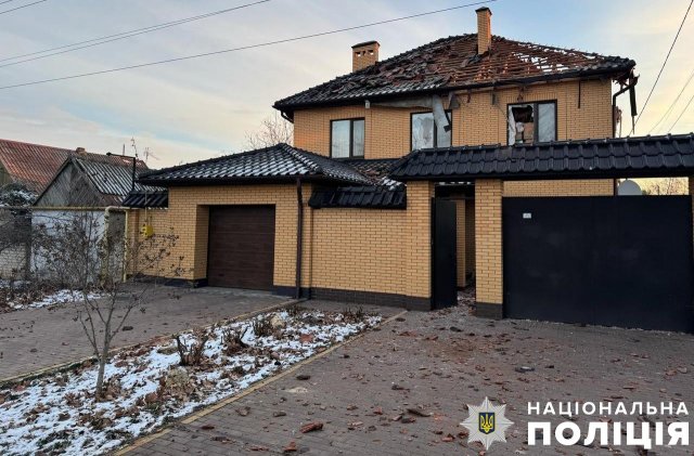 На Херсонщині через ворожі удари поранено трьох людей та пошкоджено понад 20 будинків, поліція фіксує наслідки