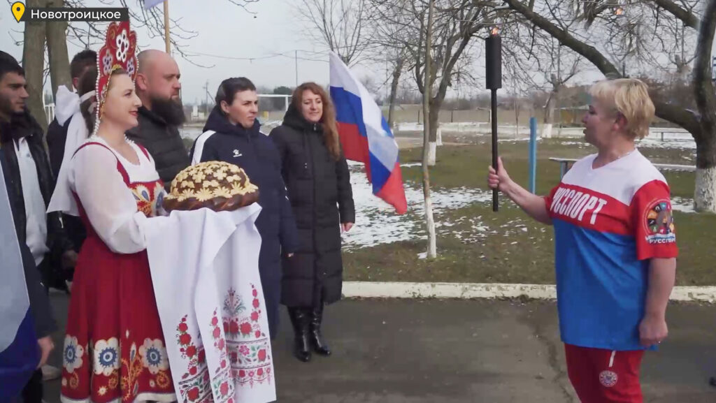 Росіяни передали новотроїцьким колаборантам фейковий Олімпійський вогонь