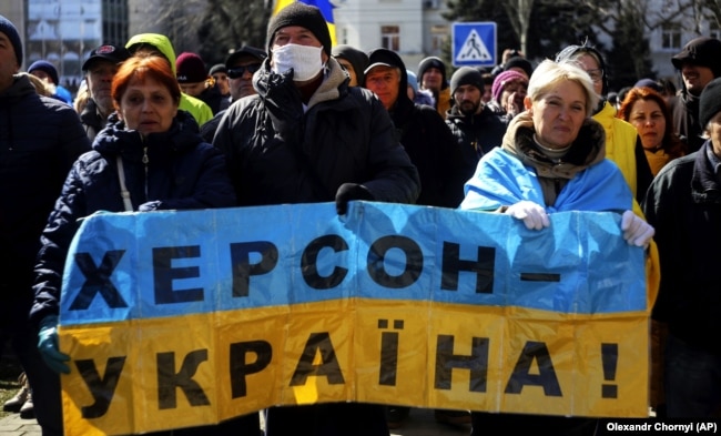 Під час акції в центрі Херсона проти російської окупації, березень 2022 року