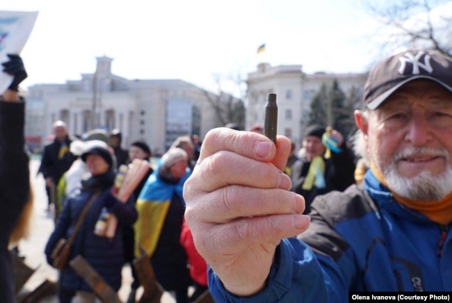 Іспанський волонтер приймав участь у всіх мітингах у Херсоні проти російської окупації