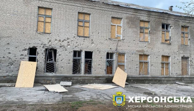 Росіяни випустили близько 10 снарядів по Херсону: є поранений, пошкоджені лікарня та багатоповерхівки