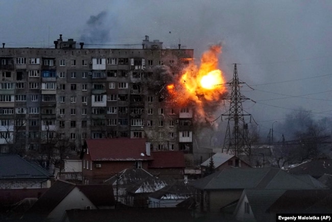 Житловий будинок в Маріуполі після обстрілу російських військових, 11 березня 2022 року