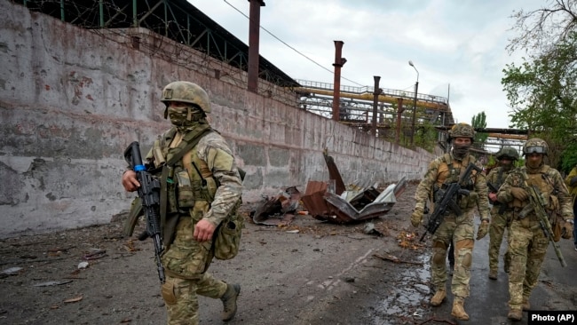 Російські солдати патрулюють зруйновану частину металургійного комбінату імені Ілліча в Маріуполі, травень 2022 року