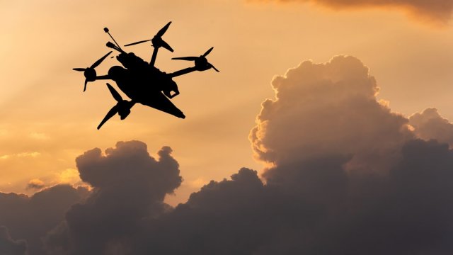 Унаслідок атаки російського дрона у Дніпровському районі постраждала бригада екстреної медичної допомоги
