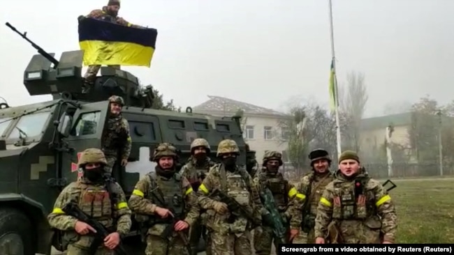 Військовослужбовці 131-го окремого розвідувального батальйону Сухопутних військ ЗСУ святкують звільнення від армії РФ міста Снігурівки, що на Миколаївщині