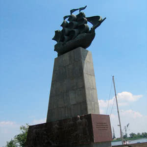 МКІП ініціює демонтаж пам'ятника Ушакову в Херсоні, який “евакуювали” росіяни